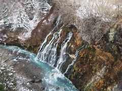 白ひげの滝。
新雪と川の水がきれい。
すっごく冷たそう！
