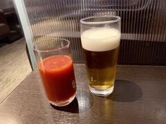 朝6:18
朝ごはんのトマトジュースに加えて生ビール。
いいんだ、今日はクワトロモデルナ（4連続モデルナ）のお祝いだから。

トマトジュースの味はANAラウンジよりサクララウンジの方が好き。