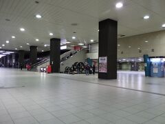 6時20分ごろの新大阪駅の各旅行会社のツアーの集合場所、まだ人が少なく