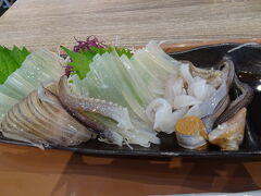 赤レンガ倉庫近くのはこだて海鮮市場内に函館で食べたかったもの④活イカ刺しを食べに来ました！
函館といえばイカ☆
動いててちょっと怖かったけど、新鮮！！