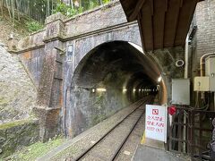 トロッコ嵐山駅のホームは短い。

なので先頭2両はトンネルの中で停車。ワシらの乗る1号車へは3号車から乗り込んで、えっちらおっちら前へと移動。