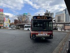 白龍さんで昼食を頂いてから、盛岡駅東口のバスターミナルに移動し、12時12分発の松川温泉行きの岩手県北バスに乗車しました。

盛岡駅から目的地の松川温泉まで路線バスが運行していますが、1日3往復だけでこの便を逃すと次は13時42分発の最終便となります。

乗車したバスは一般の路線バス車両で、これから約2時間弱の間このバスに揺られてお宿に向かいました。