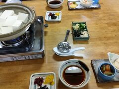 五右衛門茶屋で湯とうふを頂きました。湯豆腐定食が2400円です。
付き出し、野菜天ぷら、ご飯のセット　です。
