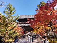 南禅寺の山門。
石川五右衛門の「絶景かな。ぜっけいかな」で有名ですね。
６００円で山門に登れます。
本当に絶景です。京都中が見渡せます。