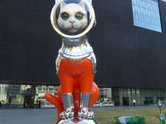 今年オープンした「中之島美術館」

ロートレックとミュシャ展を開催中です。
友人２人は館内へ。
私は今回はパスして、ミュージアムショップ等を見て　まったりしていました。