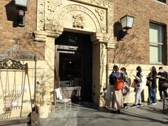 「パリアッシュ」

食べ〇〇のパン部門、大阪市内でランキング１位です。点数が3,95です・・・

５年前も１位だったので凄いですね。
列が出来ていたので我々も並びました・・・午後１時半頃でした。

でも買い物の列ではなかったようで、店員さんから呼んで頂きました。
帰宅後調べたら、クリスマスの菓子「シュートレン」の予約販売のために並ばれていたようです。