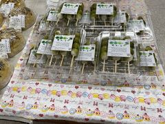 地場産品のわさびは東北一の生産量。団子の他にもわさびの加工品がいろいろ売られていました。