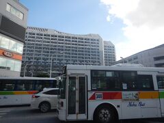 沖縄県庁の建物を見て。