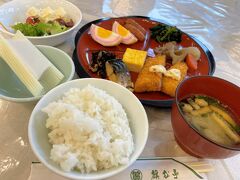 松浦鉄道西九州線に乗って平戸へ 1/3　https://4travel.jp/travelogue/11791324　からのつづき。
朝食はビュッフェ形式。卵の入った練り物は「アルマド」、ストローのようなもので包まれたかまぼこ（左側）は「川内かまぼこ」。平戸ならではのものです。