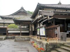 松浦歴史博物館は1955年（昭和30年）に平戸藩主松浦家の私邸であった建物（1983年・明治26年築）に、松浦家39代当主が資料などを寄贈し設立されました。