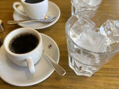 名古屋に着いて、まずはコンパルへランチに向かいました。
アイスコーヒーは、自分でデミタスカップから注いで作ります。