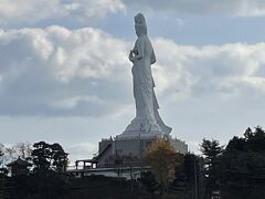 途中で大きな仏像を発見。『釜石大観音』さま。釜石の海と街を見下ろす高台に立つ、高さ48.5mの魚藍観音像です。