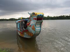 フエ観光ラストはフェーン川をドラゴンボートで渡りました。