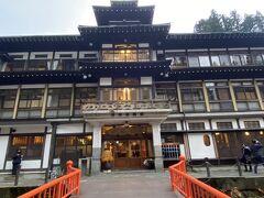 銀山温泉の散策に出かけます。

銀山温泉のシンボル『能登屋旅館』
建物は、国の有形文化財。

※銀山温泉は、慶弔年間（1596年～1615年）に栄えた延沢銀山の炭坑労働者により発見された温泉だそうです。

