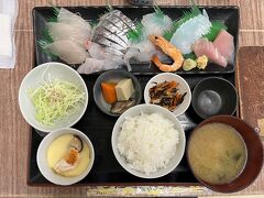 刺身盛り定食 880円。刺身がたっぷり、安くて旨い。人気のはずです。完食しました。
隣に座った年配のご婦人は、病院帰りに必ず寄ってると話ていました。