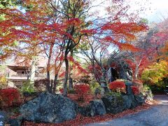 行ってみたかったのは川場村の「吉祥寺」
ちょうど紅葉が見ごろだというので寄ってみたかったのです。
（ちなみに「きちじょうじ」とよみます。グンマですがｗ）
山門前からこの景色で出迎えてくれます。