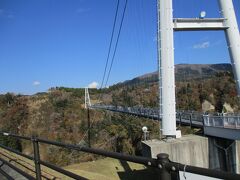 湯布院から黒川温泉に向かう途中「九重夢大吊橋」に寄ってみました。大渓谷上に架けられた歩道専用の橋は長さ390m、高さ173mだそうです。
通常、橋は生活のために架けられますが、ここは完全に観光用、目前に大きな滝を見ることができ、遠く「くじゅう連山」をも臨める絶景でした。