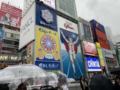 定番スポット　戎橋

再度の小雨
以前よりかなり人が増えた。
全国旅行支援と入国緩和の影響