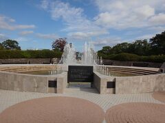 平和の泉
水を求めながら亡くなった原爆犠牲者の冥福を祈り、昭和44年（1969年）につくられたものです。