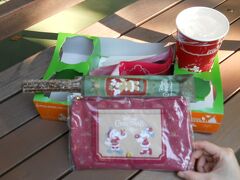 暑くて暑くて休憩です。
ペコスビル・カフェで、チョコチュロスとお手拭きキャリー、ポークライスロール、コーラなどを購入。