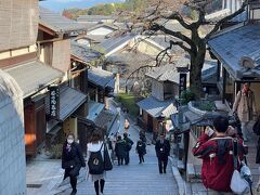 清水坂の途中を右に折れて産寧坂（三年坂）を下る。