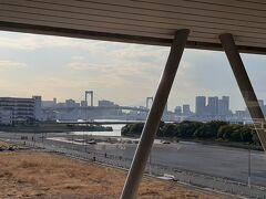 有明テニスの森駅
写真ではちょっと見えにくいですが、東京オリンピックスケボー競技場が見えました
金メダルの堀米さんが子供のころ練習していた場所は私もよく知っているところなので、すれ違っていたり見かけていたかもしれないと思うと面白い