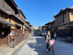 色気のない花見小路を抜けて