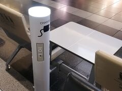 久しぶりの羽田空港　充電スタンドを見つけました。待ち時間にパソコンの充電ができるなんて良い時代になりました。