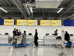 セントレアから台湾に飛んでいるLCCは選択肢なしのタイガーエアー一社のみ。
たかが3時間程度のフライトなので贅沢せずにこの会社にしました。
解禁のニュースを聞き直ぐに予約したところ、往復で60,000円弱。
なにしろ、国際線LCCは初めてなので、高いか安いか比較するものがありませんでした。

出発の二日前、何の気なしにチケット代を検索してみると、なんと26,000円ほどに値下がりしていました。LCCの価格は需要と供給で変動することは知っていましたがこれほどとは、トホホ！