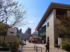 池袋駅東口から徒歩5分ほどの位置にある『南池袋公園』https://www.city.toshima.lg.jp/340/shisetsu/koen/026.html にやってきた。
東京電力変電所跡地にできた公園で、変電所は地下に移設した復旧費用で、区は実質支出ゼロ円でリニューアルを施し、2016年4月にオープン。