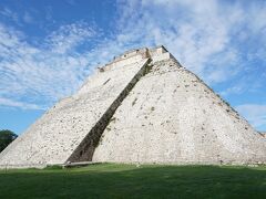 　魔法使いのピラミッド（Piramide del Adivino）

四面の角が丸みがあるのでピラミッドっぽくない神殿。
名前の由来は小人が一夜にして作り上げたというおとぎ話があるためですが、実際には5段階の違う時期/様式で作りあげられたそうです。
プウク様式がメインみたいです。