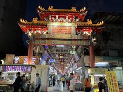 龍山寺の脇にある夜市、華西街。
ここは昔、萬華と呼ばれた公認の赤線地帯を抱え、すごい賑わいの夜市でした。