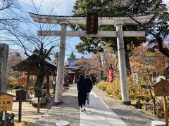 橋を渡り左に進むと、懐古神社というすてきな神社があります。
天神様を祀っているようです。
ここは本丸跡で、右奥に天守閣跡があります。