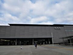 リニューアルしたという熊本駅の白川口へ。
外観は熊本城の石垣の「武者返し」をイメージしているそうで、安藤忠雄デザインだそうです。
