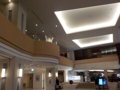 帰りはロワジールホテルで降ります。フロントには４人もスタッフがいるのに、なかなか順番が回ってきませんでした。