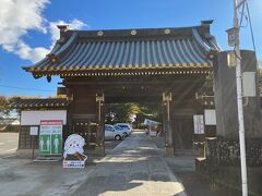 着きました。
佐野厄除け大師の山門です。
栃木県佐野市にある天台宗の寺院で、名を「惣宗寺（そうしゅうじ）」、正式名称は「春日岡山 転法輪院 惣宗官寺」といいます。
周囲に一杯あった駐車場ですが、この日は平日、チラッと見える境内の駐車場に車を駐めることが出来ました。