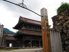 30分ほど車で移動して南砺市にある八乙女山の山麓に建つ浄土真宗寺院“井波別院瑞泉寺”へ。
本願寺5代：綽如上人によって開基された寺院で、天皇から勅願所として建立することが許可された勧進状を認めてもらったので、加賀・能登・越中・越後・信濃・飛騨・６カ国の有縁の人々から浄財を募り建立し、北陸の浄土真宗信仰の中心として多くの信者を集めたことで知られている。
越中の一向一揆の中心的寺院だった瑞泉寺は1581年に佐々成政によって焼き討ちにあい、江戸時代に入って1642年に再建されたものの1762年に町屋出火によって土蔵以外は焼失してしまったのと、1879年に寺内より出火して山門などを残して再び焼失した過去があることから、瑞泉寺は3度大きな火災にあって伽藍が焼け落ちている。