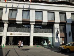 「ローズホテル横浜」。
以前は「ホリデー・イン」でしたが1981年9月15日に「ローズ ホテル」に改称されています。私が若い頃は確かに「ホリデー・イン」だった。