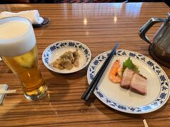 職場の福利厚生ポイントを使うことのできるレストランは横浜市内にいくつかあり、中華街でも１０店ほどありますが、今回は重慶飯店にしました。
ランチのリーズナブルなコースを予約していました。
冷菜２種とザーサイ、ノンアルコールビール。