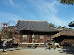 称名寺　金堂

国指定史跡　称名寺境内の解説より
金沢山称名寺と号し、真言律宗の別格本山として西大寺末の律院で、本尊には木造弥勒菩薩立像（鎌倉時代）が安置されています。
金沢北条氏一門の菩提寺で正嘉2年(1258)、金沢氏の祖と称されている北条実時(
1224-1276)が六浦荘金沢の居館内に営んだ持仏堂から発したと推定されています。
その後、称名寺の基礎が定まるとともに伽藍の整備が着手され、実時の子、顕時(1248-1301)の時代には、弥勒堂、護摩堂、三重塔などが建立され、さらに顕時の子、貞顕(1278-1333)は伽藍の再造営を行い、元亨3年（1323)には、苑池を中心としてに荘厳された金堂をはじめ講堂、仁王門など、七堂伽藍を備えた壮麗な浄土曼荼羅をに基づく伽藍を完成させました。
しかし、元弘3年(1333)、北条氏の滅亡により鎌倉幕府の滅亡を契機として伽藍の維持が困難となり、江戸時代に入ると創建当時の伽藍の姿を失いました。
大正11年、称名寺の内界である中心区域が国指定を受け、更に昭和47年、境内背後の丘陵を含めた範囲が指定されるとともに、昭和62年、庭園苑池の保存整備事業が行われました。



金堂：天和元年(1681)再建、本尊は弥勒菩薩（重要文化財）。