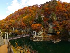 マウントジーンズとは違い、紅葉真っ盛りの塔のへつり。
