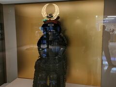 本降りになってきたので、徳川美術館へ。
出迎えてくれた鎧兜です。