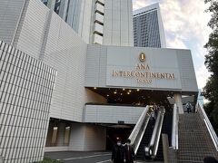 羽田空港から京急線で新橋駅まで行き、東京メトロ 銀座線で溜池山王駅まで移動しました。
今回のホテルはANAインターコンチネンタルホテル東京です。
このホテルを選んだ理由はただ一つ、1人￥4,289のモーニングブッフェがSFC会員なら無料になるからというセコい理由です（笑）