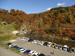 トンネルを抜けると素晴らしい紅葉が待っていた。