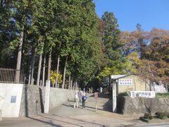 では参りましょう。

車の往来が有るので、

渡る際はお気をつけて。