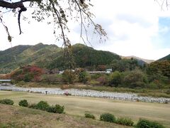 ★12：30
食後は宿のチェックイン時刻まで適当に過ごします。「道の駅水紀行館」の駐車場は混んでいましたが、満車状態ではなくやってきた車は必ずどこかに置ける状態。これなら車出来ても大丈夫そうです。