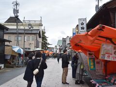 朝市はだいたい11時半くらいまで。この写真は翌日の10時半ごろ。

お店も結構出ていて、平日だけど人出もそこそこでした。