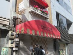 ガ～～ン！
ところが、臨時休業との貼紙がシャッターに無情にも貼り付けられていました　(-"-)
やはり営業確認は事前にしておくべきですね。

じゃあ、どうしよう？
そうだ。
それならそこも予てから気になっていた「築地銀だこ本店」に行ってみよう Ξ3