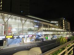 19：00　「旭橋駅」に到着。
これは駅前の県立図書館やバスターミナルの入っているビルです。
添乗員さんが夕食の場所を何ヶ所か薦めてくれました。
コンビニも直ぐ近くです。
橋上デッキを歩いて5分ほど、