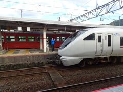 餘部を出てから１時間後の１５時３０分、城崎温泉駅の到着。

奥の赤い気動車が餘部から乗ってきたもの。明日、同じ時間発の特急で帰阪するので、まさに城崎での２４時間が始まりました。